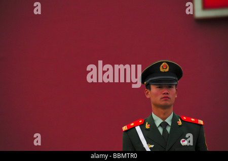 Soldat chinois en face de la porte de la paix céleste ( entrée de la cité interdite) et à côté de la place Tienanmen à Beijing Banque D'Images