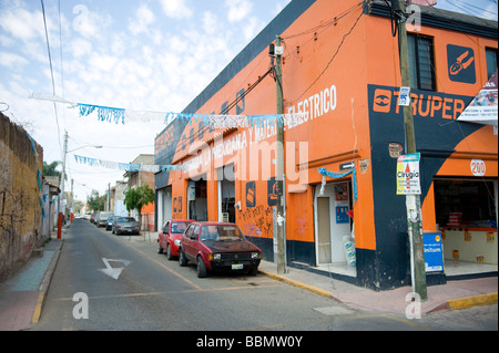 Les murs colorés des magasins, cantinas et maisons de Tonala, Jalisco, Mexique Banque D'Images