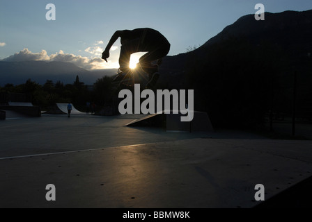 Saut Skateboarder Banque D'Images