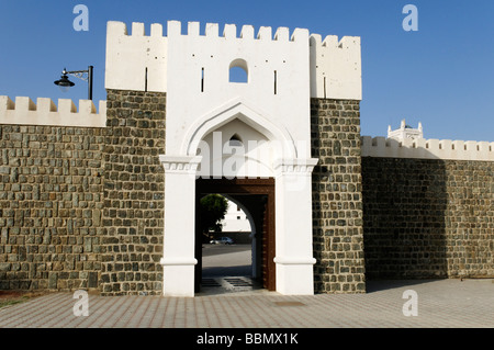 Les murs de la ville historique et porte de Muscat, Sultanat d'Oman, l'Arabie, Moyen-Orient Banque D'Images