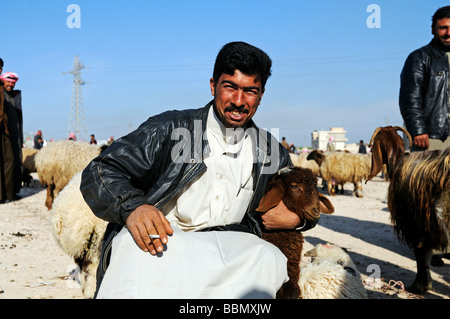 Les hommes sur un marché pour les ovins et les caprins, Kafseh, Syrie, Asie Banque D'Images