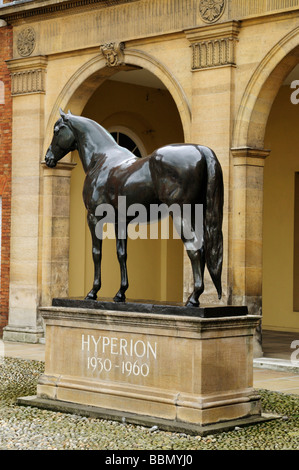 Statue de cheval de l'extérieur de l'Hyperion Jockey Club Newmarket Suffolk Angleterre UK Banque D'Images