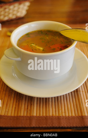 Dans une tasse de soupe soupe sur un plateau de bambou Banque D'Images