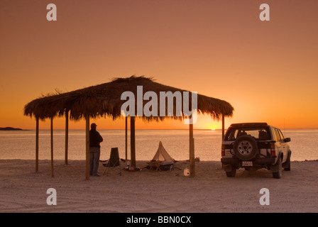 Lever de soleil sur Bahia San Luis Gonzaga palapa beach à Campo Rancho Grande Baja California au Mexique Banque D'Images