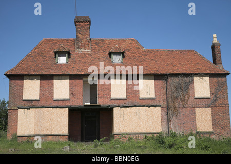 Une vieille maison abandonnée avec barricadèrent windows Banque D'Images