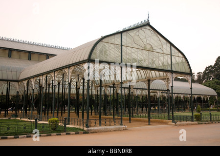 La maison de verre du jardin botanique Lalbagh de Bangalore en Inde. Expositions de fleurs ont lieu ici. Banque D'Images