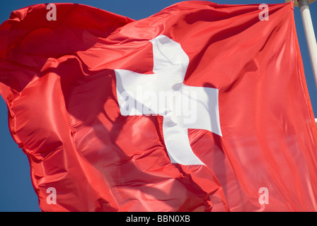 Drapeau national suisse voletant dans le vent Banque D'Images