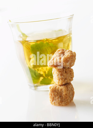 Verre de thé, sucre forfaitaire baume, Close up Banque D'Images