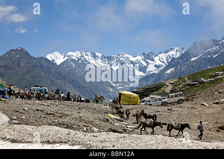 Les touristes indiens à Rohtang (3978msg m). Manali-Leh road. L'Himachal Pradesh. L'Inde Banque D'Images