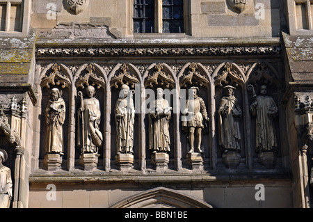 Les statues sur le porche sud de la cathédrale de Leicester, Leicestershire, Angleterre, RU Banque D'Images