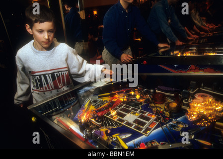 Un garçon de onze ans joue un flipper dans une arcade à New York le 5 février 1994 Richard B Levine Banque D'Images