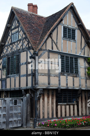 Shakespeare et d'autres statues et les bâtiments autour de Stratford Upon Avon, Warwickshire, Angleterre Banque D'Images