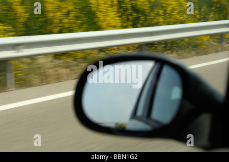 Miroir externe dans une voiture Banque D'Images