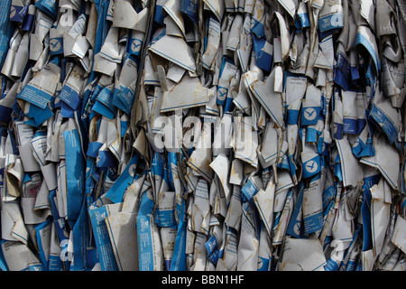 Papier recyclé compactées et livré à l'installation de recyclage, de l'Estonie. Photo par Willy Matheisl Banque D'Images