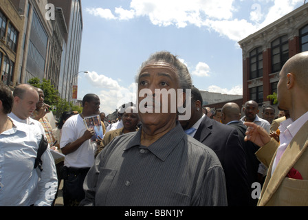 Le révérend Al Sharpton conduit des centaines de militants dans les rues de Harlem à New York Banque D'Images