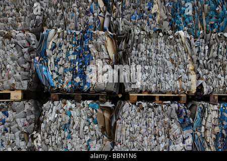 Papier recyclé compactées et livré à l'installation de recyclage, de l'Estonie. Photo par Willy Matheisl Banque D'Images