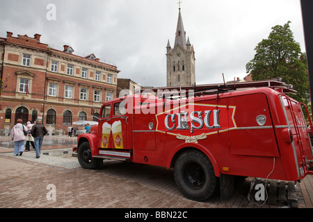 Place de la ville de Cesis, célèbre Cesu beer promotion truck, Lettonie, Etat balte, l'Europe. Photo par Willy Matheisl Banque D'Images