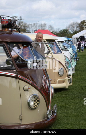 VW Camping-cars alignés montrant les fronts Banque D'Images