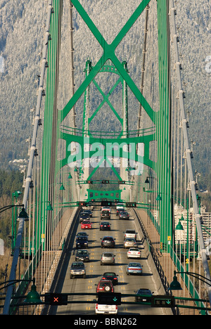 Une vue sur le pont Lions Gate de Vancouver avec des sommets enneigés du mont Grouse en toile de mars 2009 Banque D'Images