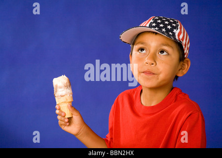 Portrait of young woman wearing stars stripes hat Juillet 4e holding ice cream cone 4 juillet USA United States cut out MR © Myrleen Pearson Banque D'Images