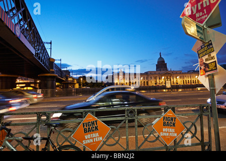 Des affiches électorales, le Sinn Fein, Custom House à l'arrière-plan. Dublin, Irlande. Banque D'Images