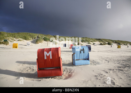 Chaises de plage vide et ciel orageux Banque D'Images