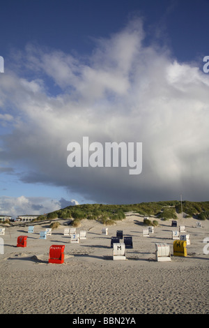 Chaises de plage vide et ciel nuageux Banque D'Images