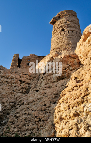 Tour de ruine de l'historique ville d'adobe Tanuf, Hajar al Gharbi Montagnes, Dhakiliya Région, Sultanat d'Oman, l'Arabie, Mi Banque D'Images