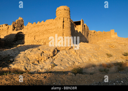 Ruine de l'historique ville d'adobe mur de Al Sulaif près d'Ibri, Hajar al Gharbi Montagnes, Al Dhahirah Région, Sultanat d'Oman, Banque D'Images