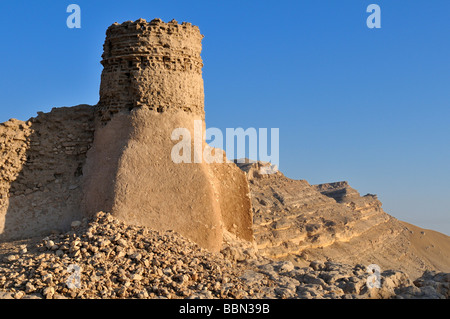 Ruine de l'historique ville d'adobe mur de Al Sulaif près d'Ibri, Hajar al Gharbi Montagnes, Al Dhahirah Région, Sultanat d'Oman, Banque D'Images