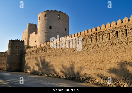 Fortification adobe historique Rustaq Fort ou château, Hajar al Gharbi Montagnes, Batinah Région, Sultanat d'Oman, l'Arabie, Middl Banque D'Images