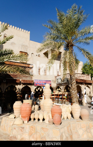 Section touristique avec des boutiques de souvenirs au Souk de Nizwa, Hajar al Gharbi Montagnes, Dhakiliya Région, Sultanat d'Oman, l'Arabie, Midd Banque D'Images