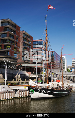 Voilier historique dans le port pour bateaux, voile traditionnelle, Hafencity Sandtorhafen Harbour City, Hambourg, Allemagne, Europe Banque D'Images