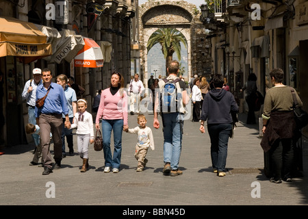 Porta Messina Gate sur le Corso Umberto par Taormina Sicile Italie Banque D'Images