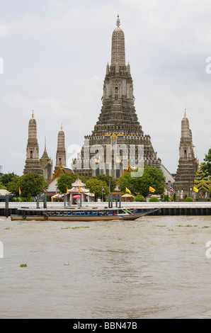 Wat Arun Temple sur la rivière Chao Praya, à Bangkok Banque D'Images