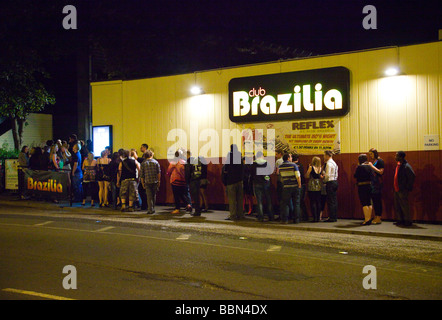 Les jeunes gens faisant la queue pour entrer dans une boîte de nuit appartenant à Luminar Leisure UK Banque D'Images