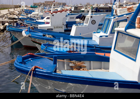 Les bateaux de pêche à quai du port de Trapani Trapani Sicile Italie Banque D'Images