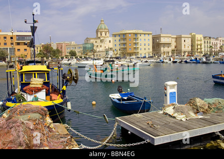 Les bateaux de pêche à quai du port de Trapani Trapani Sicile Italie Banque D'Images