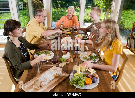 Famille suisse bénéficiant d'un brunch du dimanche ensemble Banque D'Images