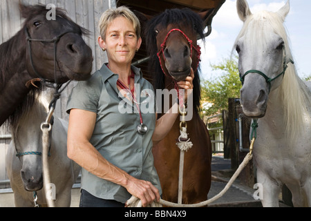 Vétérinaire spécialisé dans les animaux de grande taille avec ses quatre chevaux, Steinmaur, Zurich, Switzerland, Europe Banque D'Images