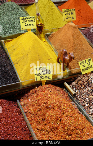 Différentes variétés de safran, Bazar égyptien, marché aux épices, le quartier du bazar, Istanbul, Turquie Banque D'Images