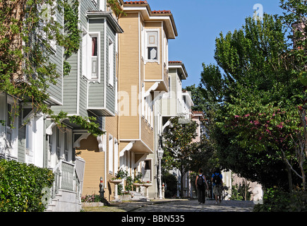 Rue avec maisons en bois ottomane magnifiquement restauré, Sogukcesme Sokagi, Sultanahmet, Istanbul, Turquie Banque D'Images