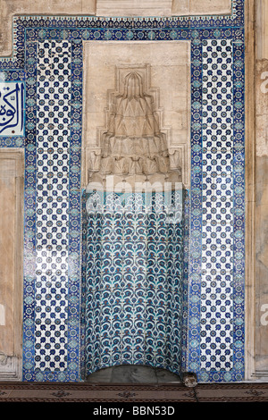 La prière musulmane, niche mihrab, décorées avec des carreaux d'Iznik, mosquée Ruestem-Pasa, Istanbul, Turquie Banque D'Images