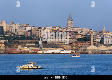 Avis de Beyoglu, la Tour de Galata, lumière du soir, corne d'or, Istanbul, Turquie Banque D'Images