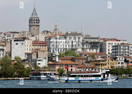 Vue sur la côte, la Tour de Galata Beyoglu, le terminal des ferries Karakoey, corne d'or, Istanbul, Turquie Banque D'Images