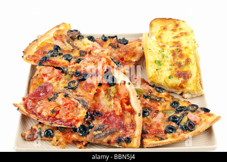 Pizza et pain au fromage dans une assiette de service prêt pour la prise Banque D'Images