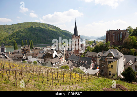 Vue de l'église Saint Pierre et la ruine de Werner chapelle dans la vieille ville de Bacharch, Patrimoine Mondial de l'humidité relative moyenne supérieure Banque D'Images