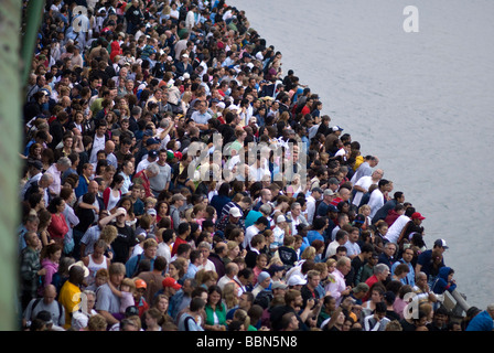 De grandes foules se rassemblent près de l'East River, FDR Drive dans la ville de New York pour le 4 juillet, Macy's, feu d'artifice. © Craig M. Eisenberg Banque D'Images