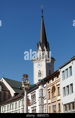 Place principale avec la colonne de la Sainte Trinité et Eglise paroissiale Saint-james, Villach, Carinthie, Autriche, Europe Banque D'Images