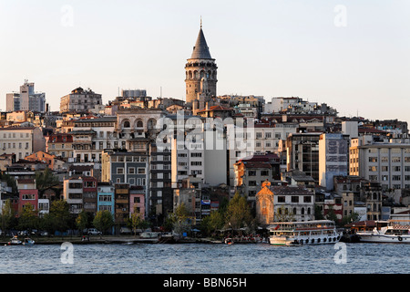 Avec la tour de Galata Beyoglu, vue depuis le pont de Galata, soleil du soir, Eminoenue, Istanbul, Turquie Banque D'Images